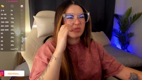 dakottaa__ online show from 11/11/25, 12:21