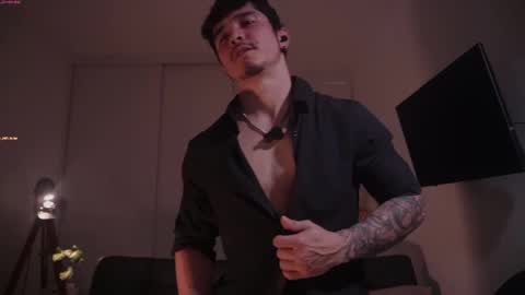 Snapshot of damianow chatting on 11/19/25, 11:27 insta damn8 -------- online show from 11/19/25, 11:27