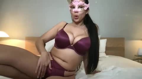 Snapshot of damiralux chatting on 01/19/25, 04:22 Damira Lux online show from 01/19/25, 04:22