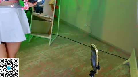 Snapshot of damn_emilia chatting on 11/30/25, 03:05 Emilia online show from 11/30/25, 03:05