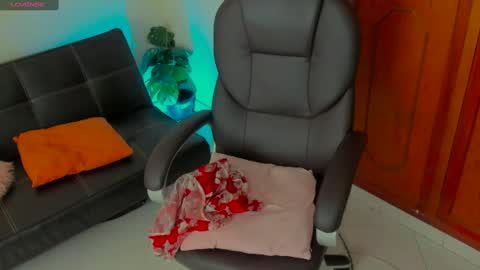 Kary-- independent model Schedule 0530am-1000am colombian time online show from 02/10/25, 06:09