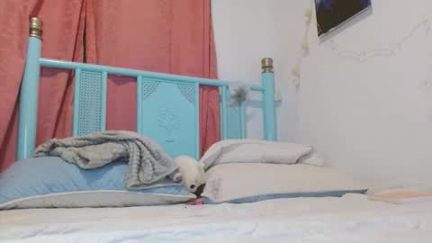 Snapshot of damn_milaa chatting on 12/23/25, 06:11 damn_milaa online show from 12/23/25, 06:11