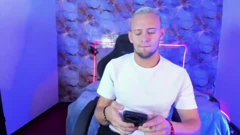 Snapshot of damon_baker0 chatting on 06/19/26, 01:59 Damon bakert online show from 06/19/26, 01:59