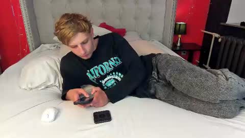 Snapshot of damonlux chatting on 06/21/26, 08:33 Damon online show from 06/21/26, 08:33