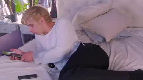 Snapshot of damonlux chatting on 07/03/26, 07:42 Damon online show from 07/03/26, 07:42
