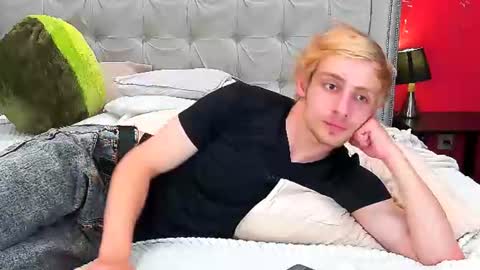 Snapshot of damonlux chatting on 07/19/26, 05:00 Damon online show from 07/19/26, 05:00