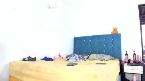 Snapshot of damonxxx1 chatting on 10/19/25, 10:43 Damon online show from 10/19/25, 10:43