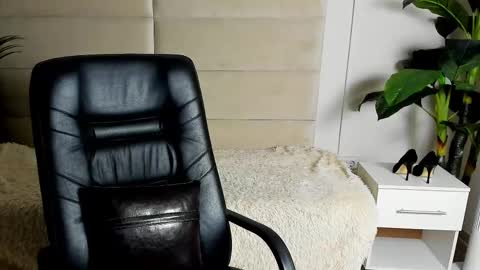 Dana Dom online show from 10/26/25, 02:01