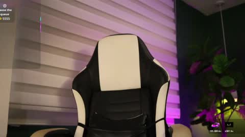 Snapshot of danaa_rousee_ chatting on 04/13/26, 08:14 Dana Rouse online show from 04/13/26, 08:14