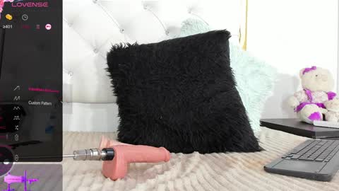 Snapshot of dani_ary chatting on 12/17/24, 10:11 DANI online show from 12/17/24, 10:11