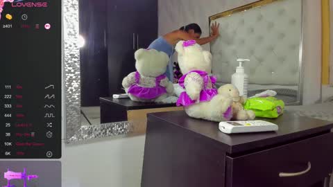 Snapshot of dani_ary chatting on 02/14/25, 09:43 DANI online show from 02/14/25, 09:43