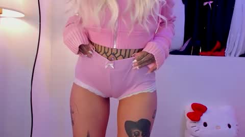 Snapshot of dani_valen chatting on 11/04/25, 10:20 Dani online show from 11/04/25, 10:20