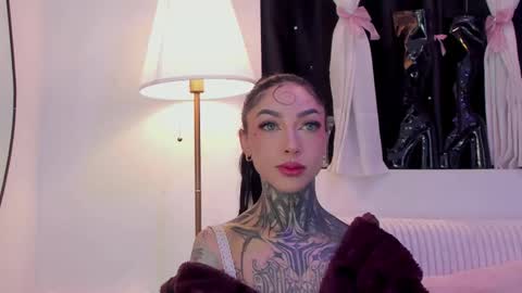 Snapshot of dani_valen chatting on 12/14/25, 12:38 Dani online show from 12/14/25, 12:38