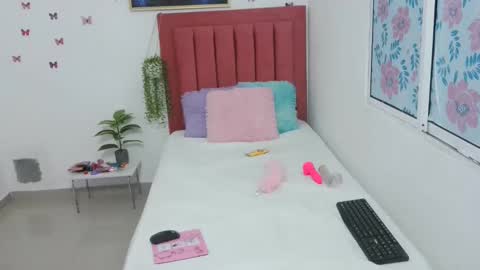 daniela_lan online show from 10/17/25, 10:07