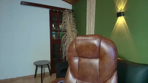 Snapshot of danielamonroe chatting on 10/20/25, 08:42 danielamonroe online show from 10/20/25, 08:42