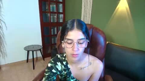 Snapshot of danielamonroe chatting on 10/21/25, 09:15 danielamonroe online show from 10/21/25, 09:15