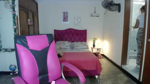 Snapshot of danielle_rose_ chatting on 12/01/24, 08:42 Angie online show from 12/01/24, 08:42