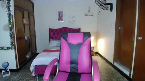 Snapshot of danielle_rose_ chatting on 01/27/25, 09:44 Angie online show from 01/27/25, 09:44