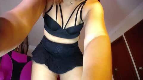 Snapshot of danielle_rose_ chatting on 09/21/25, 05:14 Angie online show from 09/21/25, 05:14