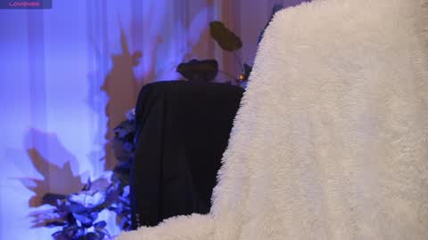 Snapshot of danielle_thomas chatting on 01/16/25, 10:42 Danielle online show from 01/16/25, 10:42