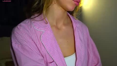 Snapshot of danielle_thomas chatting on 03/27/26, 12:49 Danielle online show from 03/27/26, 12:49