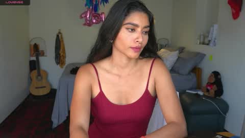 Snapshot of daniisla chatting on 11/19/25, 09:48 danalle .. online show from 11/19/25, 09:48