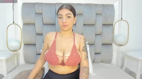 Snapshot of danna__ortiz chatting on 02/21/25, 11:44 Danna online show from 02/21/25, 11:44