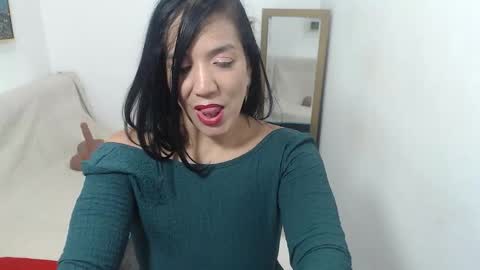 Snapshot of dannazuluaga chatting on 09/27/25, 02:00 Danna online show from 09/27/25, 02:00