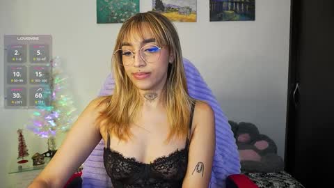 Snapshot of dannielle_ chatting on 12/14/24, 10:39    online show from 12/14/24, 10:39