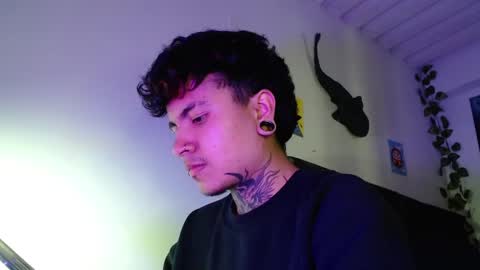 Snapshot of dannteftm chatting on 10/25/25, 06:35 DANNTE online show from 10/25/25, 06:35