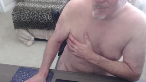 Snapshot of dannybear chatting on 12/31/24, 09:39 Danny bear online show from 12/31/24, 09:39