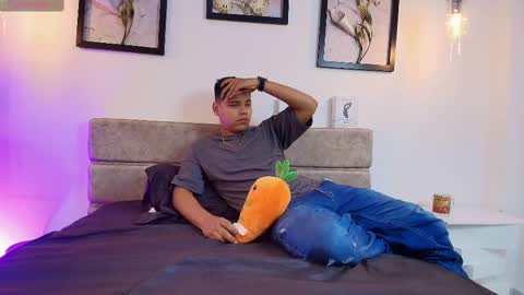 Snapshot of dannysamm chatting on 11/23/25, 01:22 dannysamm online show from 11/23/25, 01:22