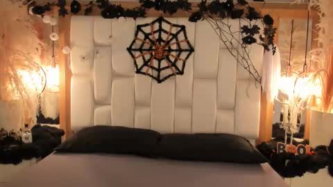 Snapshot of daphne_and_roger chatting on 10/27/25, 11:14 daphne_and_roger online show from 10/27/25, 11:14