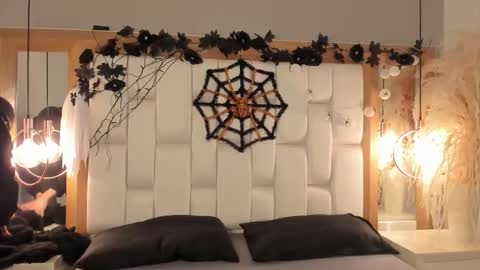 Snapshot of daphne_and_roger chatting on 10/29/25, 11:23 daphne_and_roger online show from 10/29/25, 11:23