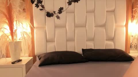 daphne_and_roger online show from 12/22/25, 11:07