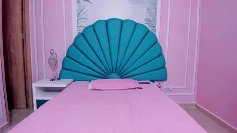 Snapshot of daphne_fox_ chatting on 01/12/25, 11:28 Daphne  online show from 01/12/25, 11:28