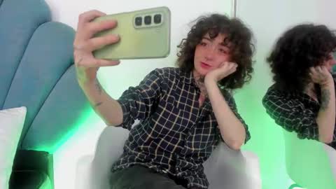 Snapshot of daphneblunt chatting on 10/28/25, 01:36 DaphneBlunt online show from 10/28/25, 01:36