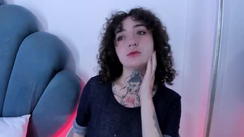 Snapshot of daphneblunt chatting on 11/12/25, 01:44 DaphneBlunt online show from 11/12/25, 01:44