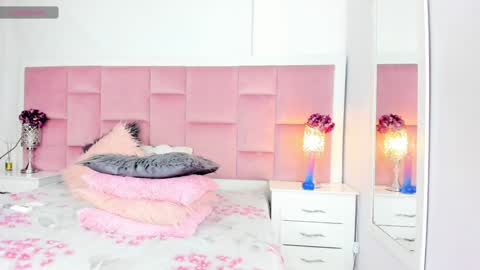 Snapshot of daphnelloyd chatting on 01/26/25, 12:58 Daphne online show from 01/26/25, 12:58