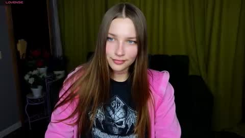 Snapshot of dariaangels chatting on 03/14/26, 12:43 dariaangels online show from 03/14/26, 12:43