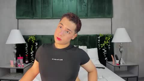 Snapshot of darian_laforteza chatting on 06/17/26, 08:32 Darian online show from 06/17/26, 08:32