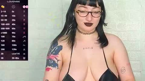 Snapshot of dario_doll_ chatting on 12/14/25, 01:44 Daria online show from 12/14/25, 01:44