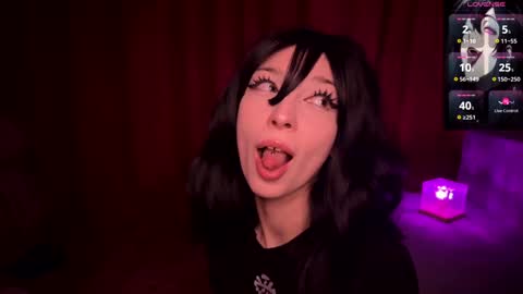 Snapshot of darkfirenight chatting on 02/05/25, 11:28 Yuu online show from 02/05/25, 11:28