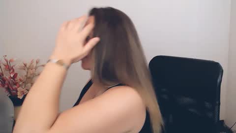 Snapshot of darklure_ chatting on 09/16/25, 12:39 Anna online show from 09/16/25, 12:39