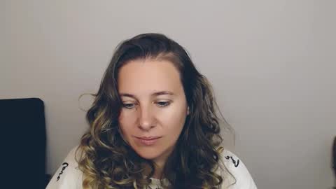 Snapshot of darklure_ chatting on 09/25/25, 04:38 Anna online show from 09/25/25, 04:38