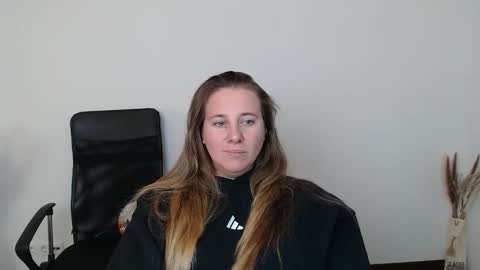 Snapshot of darklure_ chatting on 10/31/25, 03:02 Anna online show from 10/31/25, 03:02