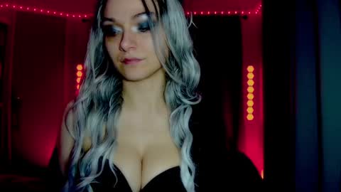 Snapshot of darkskullmistress chatting on 04/02/26, 02:31 roseredgoddess online show from 04/02/26, 02:31