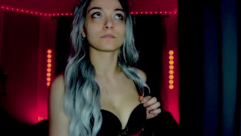 Snapshot of darkskullmistress chatting on 04/06/26, 04:46 roseredgoddess online show from 04/06/26, 04:46