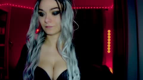 Snapshot of darkskullmistress chatting on 04/14/26, 02:50 roseredgoddess online show from 04/14/26, 02:50