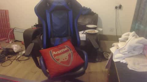 Snapshot of daver281197 chatting on 12/14/25, 04:40 dave online show from 12/14/25, 04:40